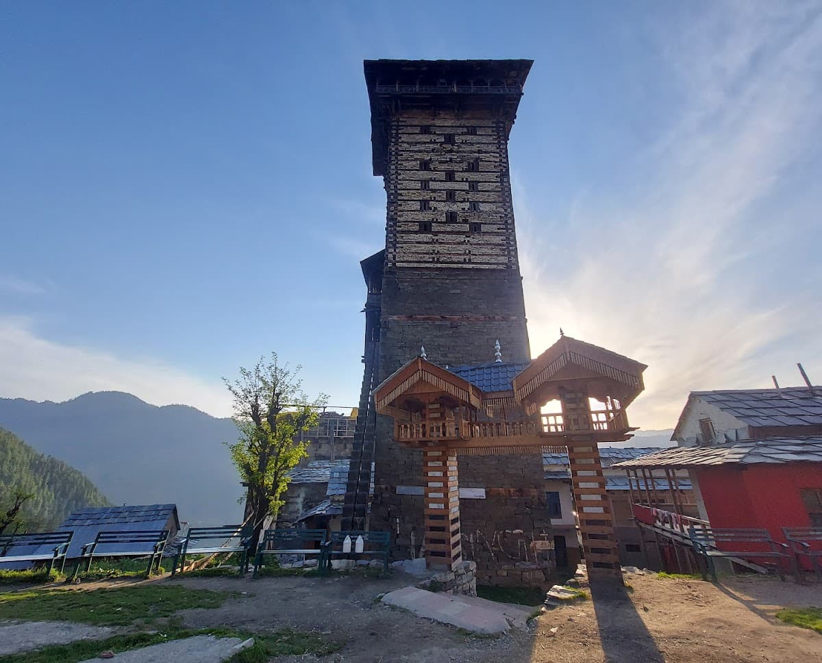Chehni Kothi is a testament to the enduring legacy of Himalayan architecture and a breathtaking sight nestled within the valley's natural beauty. Whether you're a history buff, an architecture enthusiast, or simply adore seeking off-the-beaten-path wonders, Chehni Kothi will surely leave a lasting impression. 