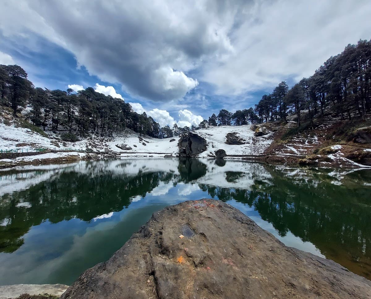 Serolsar Lake sits at an elevation of approximately 3,199 meters (10,171 feet) above sea level. Surrounded by dense forest cover, the lake offers a tranquil setting